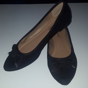 Black flat shoes
